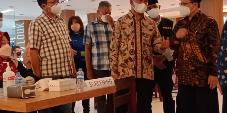 Menko PMK, Muhadjir Effendy meninjau pelaksanaan vaksinasi di Mal Sarinah Kota Malang. Foto: M Sholeh