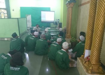 Pelatihan jurnalistik di Pesantren Miftachus Sunnah Surabaya. Foto: dok