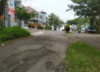 Jalan rusak di Kota Batu