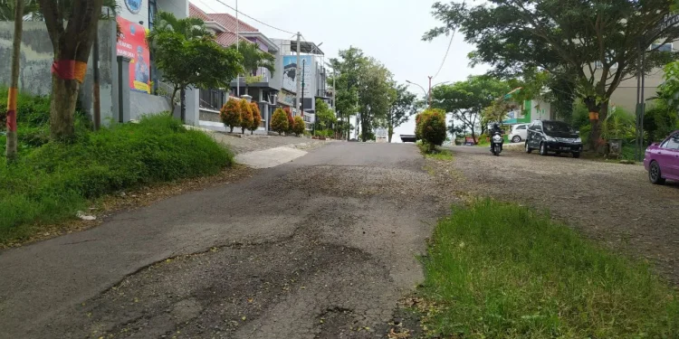 Jalan rusak di Kota Batu