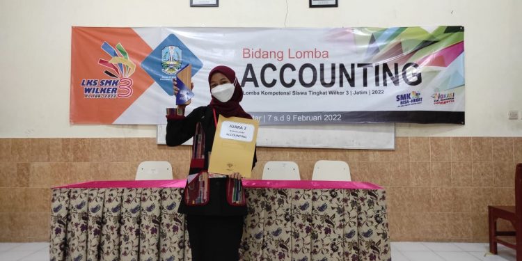 Anggita Yulia Amanda juara 2 LKS Wilker 3 Bidang Accounting dan bersiap melaju ke tingkat Provinsi Jawa Timur. Foto : dok