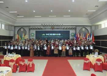 Dekan FEB Unisma bersama paniti Icebuss 2022