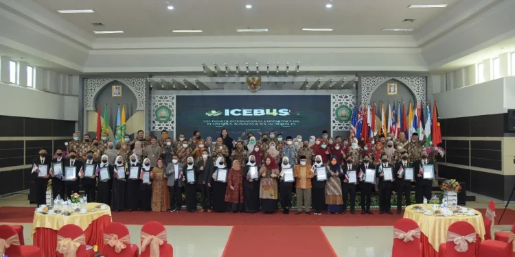 Dekan FEB Unisma bersama paniti Icebuss 2022