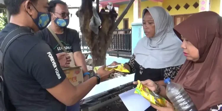 komunitas CCF bagikan minyak goreng gratis