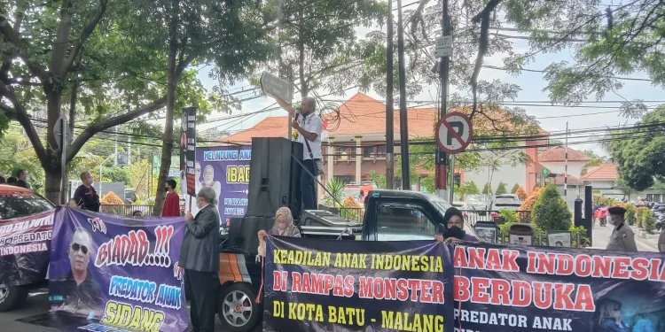 aksi massa warnai sidang SMA SPI dugaan kasus pelecehan seksual