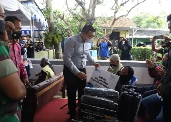 Wabup Malang menyerahkan bantuan.