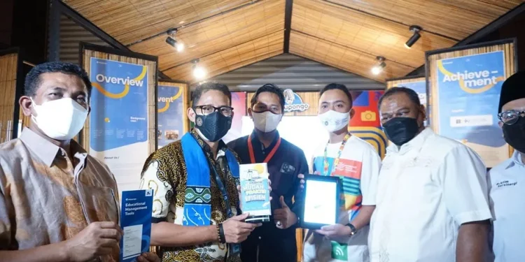 Menparekraf RI Sandiaga Uno (dua dari kiri) saat meninjau aplikasi Edupongo. Foto : dok