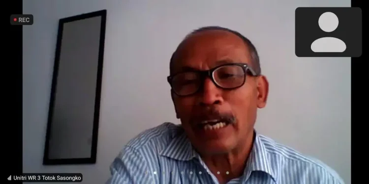 Wakil Rektor III Unitri, Totok Sasongko saat memberikan sambutan. Foto: tangkapan layar