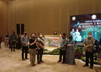 Pimpinan MTC memberikan cinderamata karikatur kepada Pangdam XIV Hasanuddin, Mayjen TNI Andi Muhammad