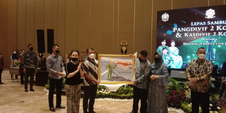 Pimpinan MTC memberikan cinderamata karikatur kepada Pangdam XIV Hasanuddin, Mayjen TNI Andi Muhammad