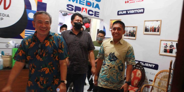 Pangdam XIV Hasanuddin Mayjen Andi Muhammad (kanan) datang ke kantor Tugu Media Group, bersama Dr. Aqua Dwipayana, dalam rangka HUT ke-3 Tugu Media Group.