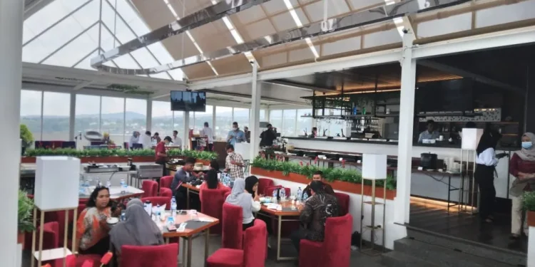 Suasana indoor The Sky Rooftop Rayz UMM Hotel Malang. Foto : Feni Yusnia