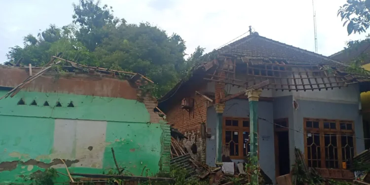 pohon tumbang dan rumah rusak di Malang