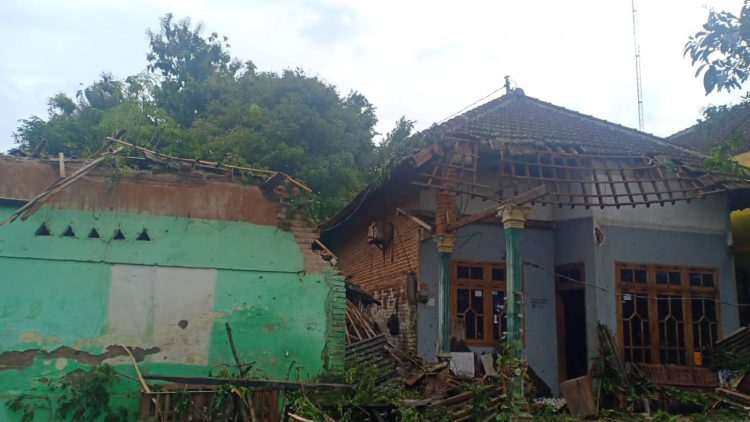 pohon tumbang dan rumah rusak di Malang