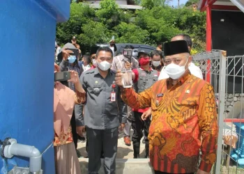 Bupati Malang menunjukkan air siap minum