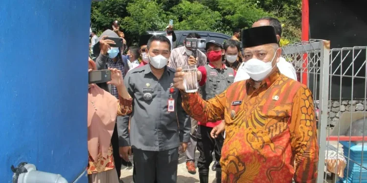 Bupati Malang menunjukkan air siap minum
