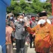 Bupati Malang menunjukkan air siap minum