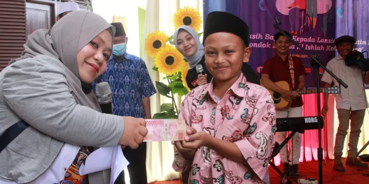 anak yatim - Suka Cita Lansia dan Anak Yatim saat Dapat Hiburan dari Tugu Media Group