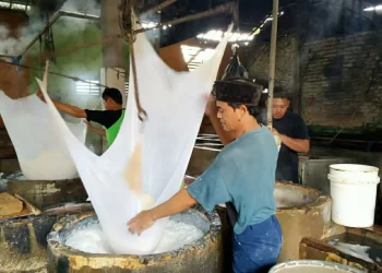 Pengrajin tahu di kota batu