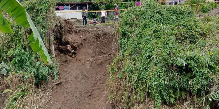 Plengsengan sungai longsor di Kota Batu