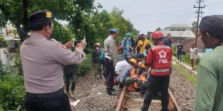 Petugas lakukan evakuasi ODGJ yang tewas terlindas KA