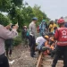 Petugas lakukan evakuasi ODGJ yang tewas terlindas KA
