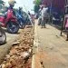 PKL tutup selokan dengan urukan material kerikil