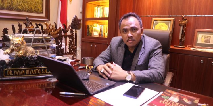 Dr Yayan Riyanto SH MH di kantornya Jl Kawi No 29 Kota Malang. (Foto: Feni Yusnia)
