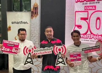 (Dari kiri ke kanan) Agus Rohmat, VP of Network Operations Smartfren; Iqbal Asseweth, VP of Integrated Marketing Communications Smartfren; dan Ari Abdya, Head of Mass Product Development Smartfren dalam acara Ramadan WOW with Smartfren #UnlimitedKebaikan di Jakarta, Kamis (31/3/2022).
