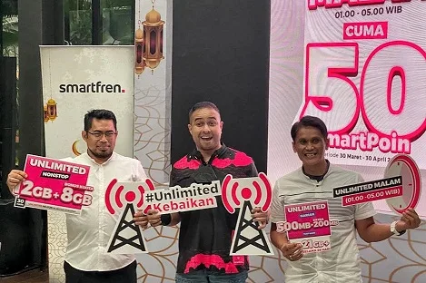 (Dari kiri ke kanan) Agus Rohmat, VP of Network Operations Smartfren; Iqbal Asseweth, VP of Integrated Marketing Communications Smartfren; dan Ari Abdya, Head of Mass Product Development Smartfren dalam acara Ramadan WOW with Smartfren #UnlimitedKebaikan di Jakarta, Kamis (31/3/2022).