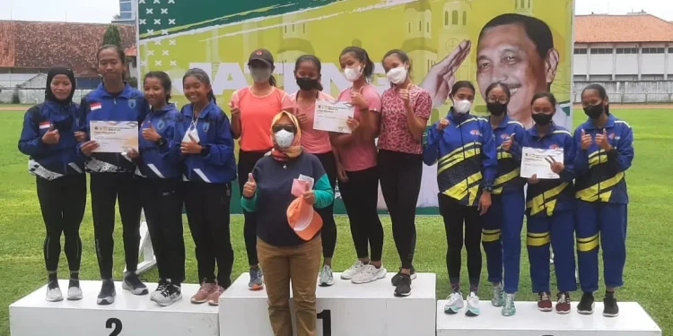 Empat atlet cabor atletik Kota Malang naik podium usai merebut juara 1. Foto: dok Pelatih Cabor Atletik Kota Malang