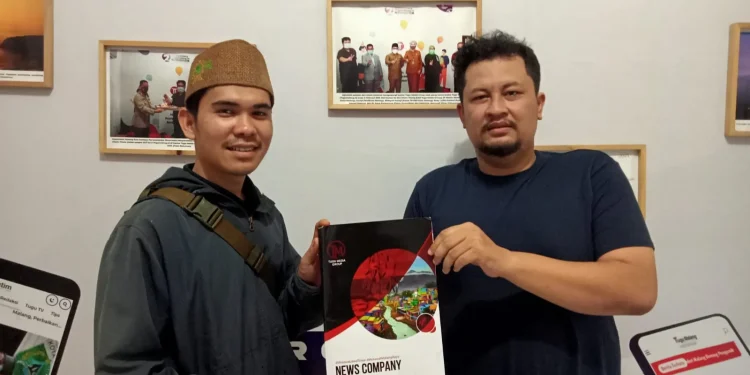 Kunjungan Nirwan, kader asal Bukittinggi, Sumatera Barat, yang mengikuti PKL PMII Kota Malang dengan berbekal Rp 120 ribu sehingga harus menjadi kernet bus. Berkat donasi dari sejumlah pembaca Tugu Malang ID yang terpanggil setelah membaca ceritanya, hari ini Nirwan pulang ke Bukittinggi menggunakan bus. Semoga semangatnya menginspirasi yang lain. Foto: dok