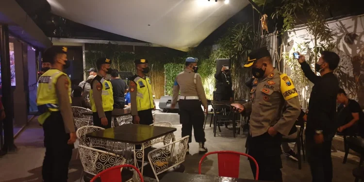 Polresta Malang Kota melakukan razia di kafe dan tempat karaoke di Kota Malang. Foto: Polresta Malang Kota