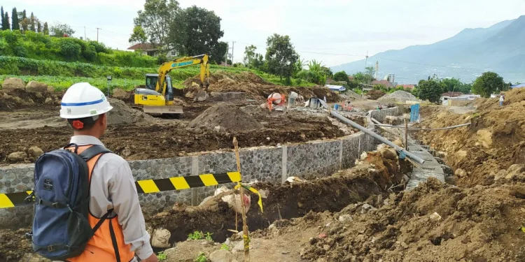 Progres pengerjaan sungai Sambong di Desa Bulukerto, Kecamatan Bumiaji, Kota Batu, pasca banjir bandang ditarget rampung Mei 2022. Foto: Ulul Azmy