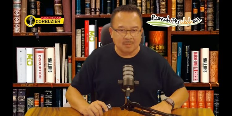 Rhenald Kasali saat menjelaskan tentang cara berpikir eksponensial. Foto: tangkapan layar video Rhenald Kasali