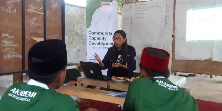 averroes - Averroes Kembangkan Potensi Menulis Santri Ponpes Ar-Roudloh Berbaur Pasuruan