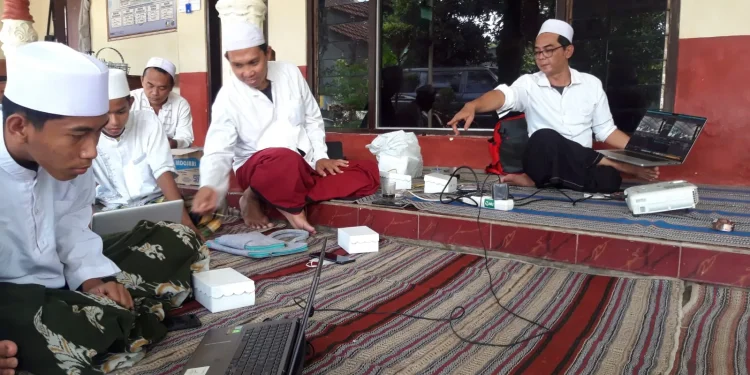 averroes - Averroes Latih Santri Ponpes Roudlotul Muttaqin Probolinggo Live Streaming dengan Perangkat Sederhana