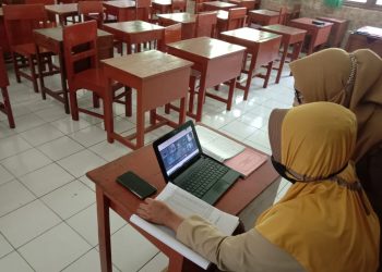 Guru di Kota Malang memberikan pembelajaran secara daring. Foto: M Sholeh