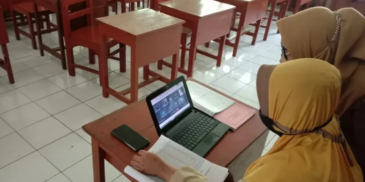 Guru di Kota Malang memberikan pembelajaran secara daring. Foto: M Sholeh