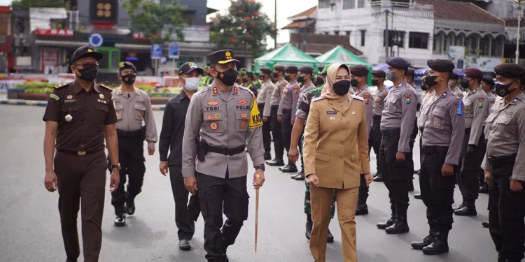 Wali Kota Batu, Dewanti Rumpoko saat Apel Gelar Pasukan Operasi Pengamanan W20 Indonesia, di Alun-alun Kota Batu, pada Senin (07/03/2022) pagi. Foto: Diskominfo Kota Batu