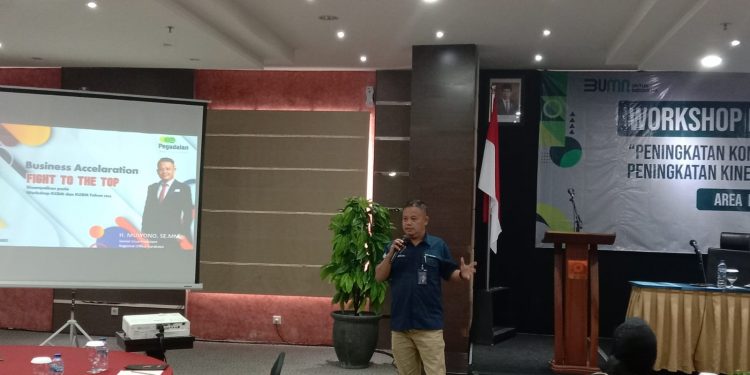 Pemimpin Wilayah XII PT Pegadaian Surabaya, Mulyono memberikan pemaparan dalam workshop. Foto: M Sholeh
