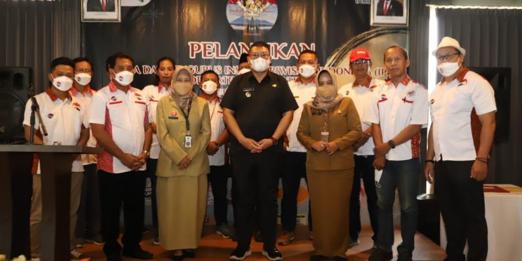 Wakil Bupati Malang, Didik Gatot Subroto (tengah) bersama pengurus baru IPI DPD Jatim dan DPW Jatim 2. Foto: dok