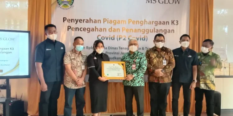 Kepala Disnakertrans Jatim, Himawan Estu Bagijo menyerahkan secara langsung penghargaan P2 COVID kepada MS Glow. Foto: M Sholeh