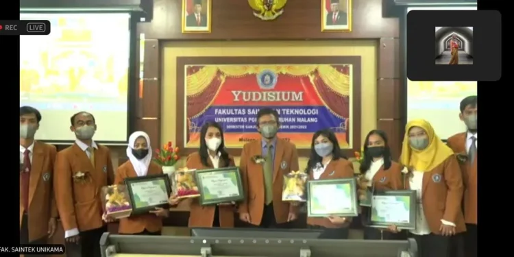 Dekan FST Unikama, Dr I Ketut Suastika MSi bersama lulusan terbaik tingkat prodi. Foto: tangkapan layar