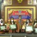 Dekan FST Unikama, Dr I Ketut Suastika MSi bersama lulusan terbaik tingkat prodi. Foto: tangkapan layar