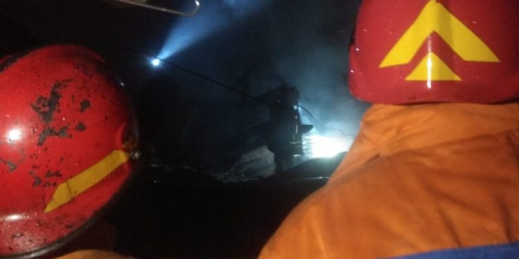Petugas UPT Pemadam Kebakaran berupaya memadamkan api. Foto: dok