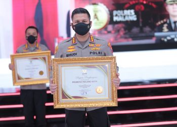 Kapolresta Malang Kota, Kombes Pol Budi Hermanto menerima penghargaan pelayanan publik dari Menpan RB. Foto: Polresta Malang Kota