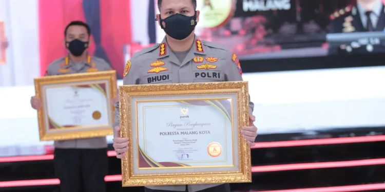 Kapolresta Malang Kota, Kombes Pol Budi Hermanto menerima penghargaan pelayanan publik dari Menpan RB. Foto: Polresta Malang Kota