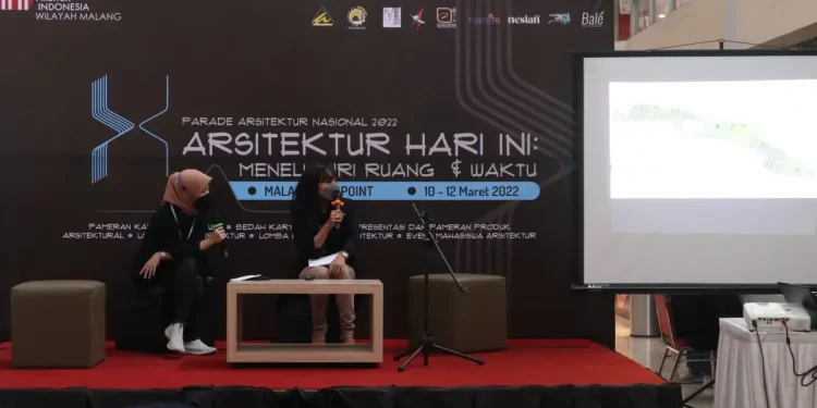 Pemaparan Bedah Karya Desain oleh Ar Livie Sukma Taristania IAI. Foto: Feni Yusnia