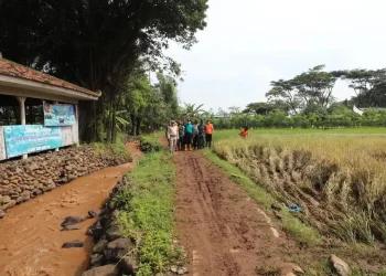 Tinjau Lokasi Banjir Bandang di Lawang, Didik Gatot Bersihkan Sungai dan Saluran Irigasi Kalimanggis